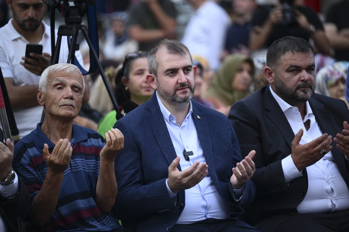 Güngören'de 16 yıl önceki terör saldırısında hayatını kaybeden 17 kişi, Menderes Caddesi'ndeki...