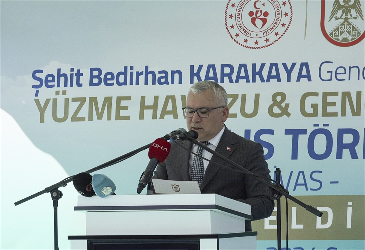 Hakkari Yüksekova'da, 31 Temmuz 2018'de PKK'lı teröristlerin yola tuzakladığı patlayıcının infilak...