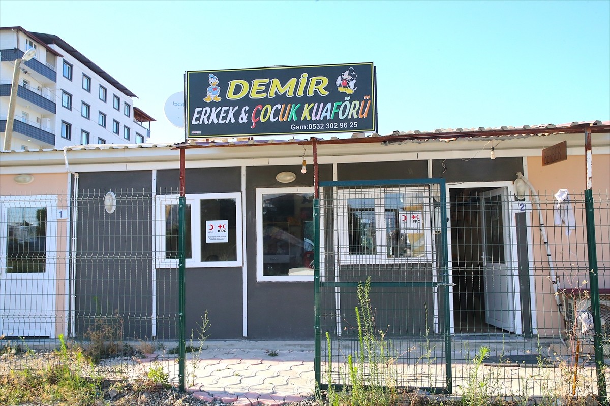 Hatay'daki dükkanı depremde yıkılan çocuk berberi Fikret Demirkol, devlet desteğiyle kavuştuğu...