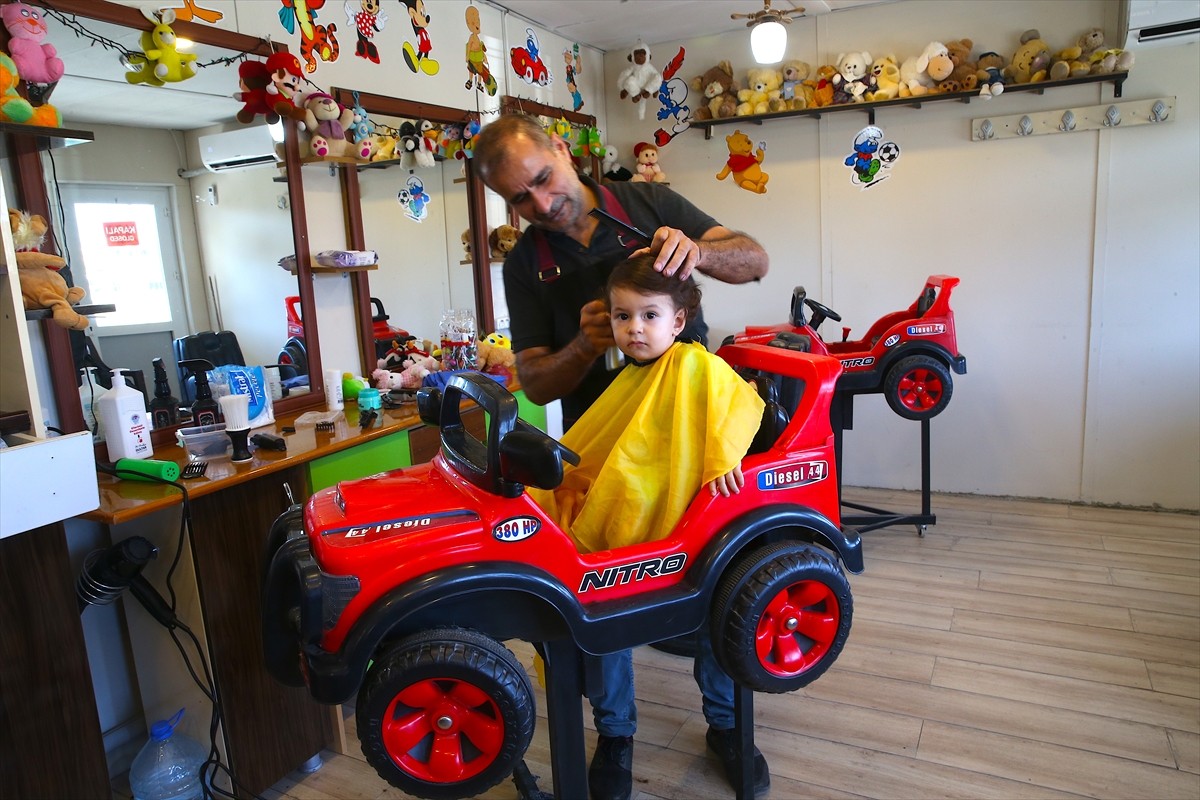 Hatay'daki dükkanı depremde yıkılan çocuk berberi Fikret Demirkol, devlet desteğiyle kavuştuğu...