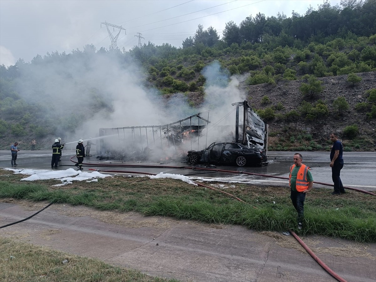 Hatay'ın İskenderun ilçesinde tır ile otomobilin çarpışması sonucu 2 kişi yaralandı. Kaza sonrası...