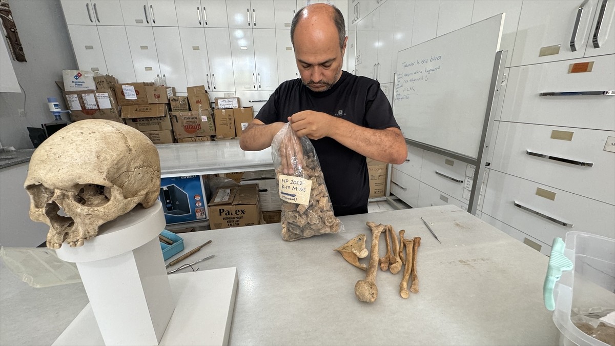 Hitit Üniversitesi'nin arkeoloji, antropoloji ve sanat tarihi bölümlerinden akademisyenler...