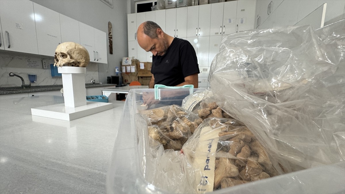 Hitit Üniversitesi'nin arkeoloji, antropoloji ve sanat tarihi bölümlerinden akademisyenler...