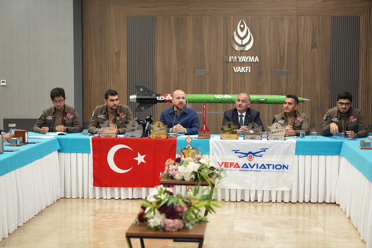 İlim Yayma Vakfı Mütevelli Heyeti Başkanı Necmeddin Bilal Erdoğan (sol 3) ve İTÜ Rektörü Prof. Dr....