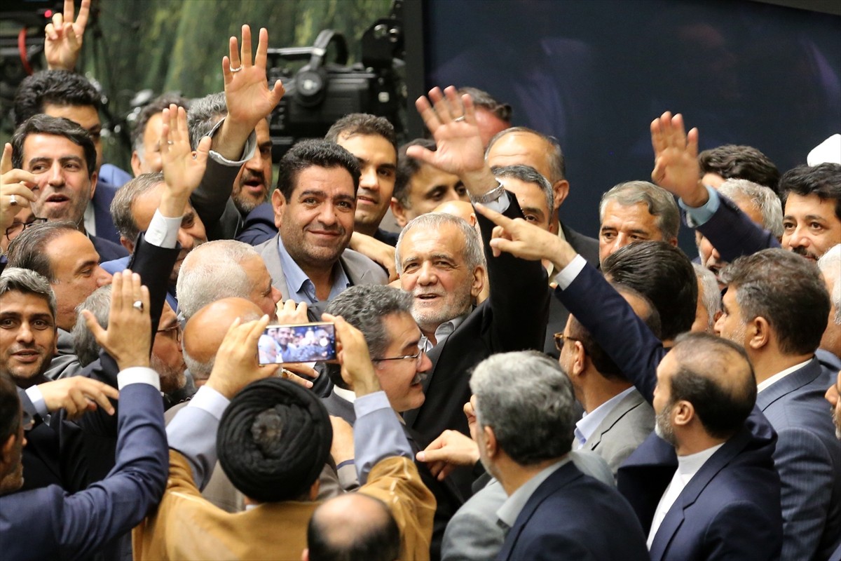 İran'da 5 Temmuz'da yapılan cumhurbaşkanlığı seçimlerinin ikinci turunu kazanan Mesud Pezeşkiyan...