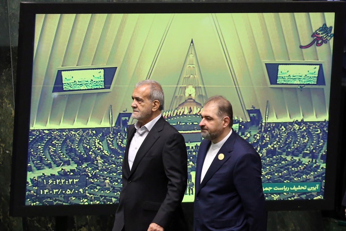 İran'da 5 Temmuz'da yapılan cumhurbaşkanlığı seçimlerinin ikinci turunu kazanan Mesud Pezeşkiyan...