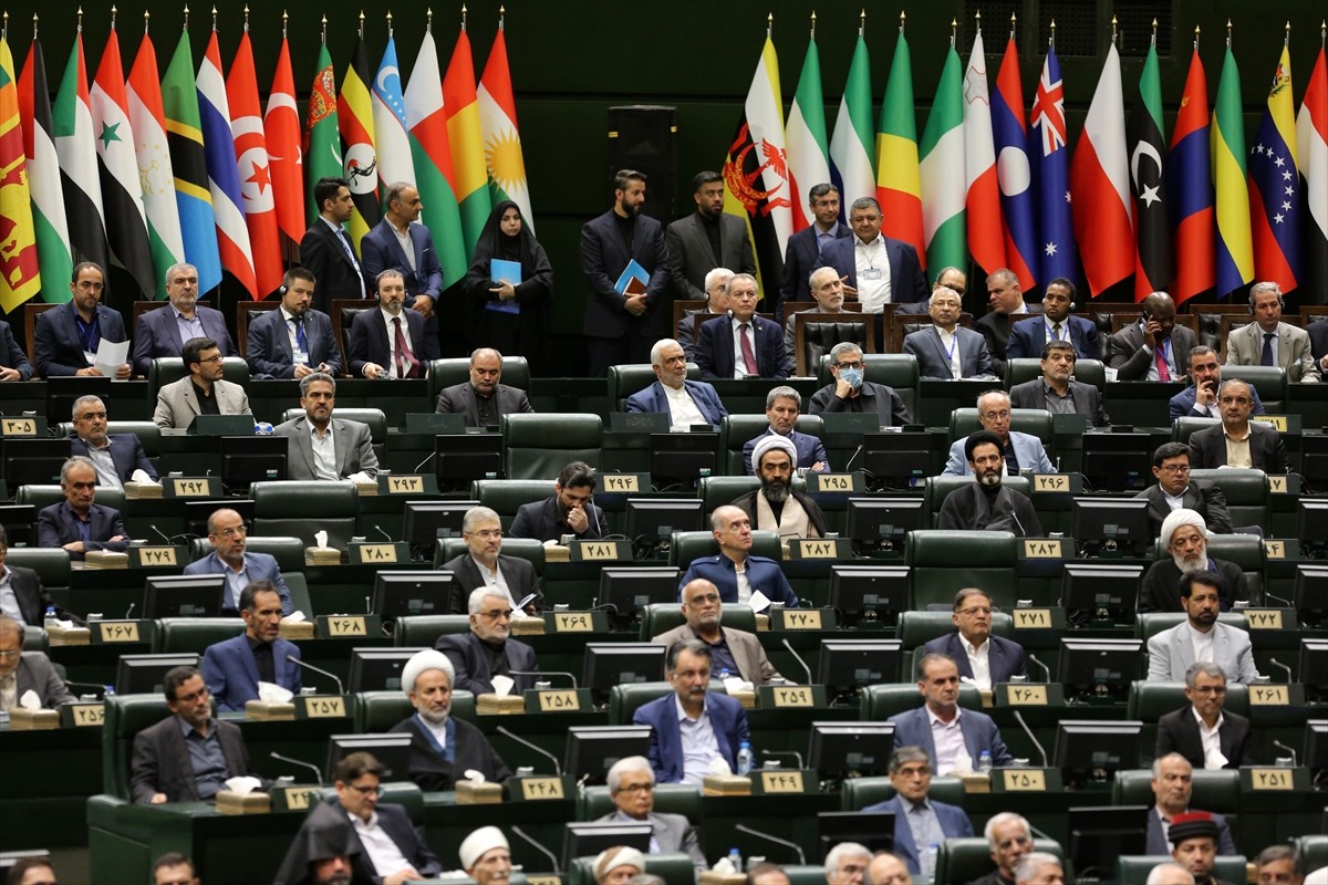 İran'da 5 Temmuz'da yapılan cumhurbaşkanlığı seçimlerinin ikinci turunu kazanan Mesud Pezeşkiyan...