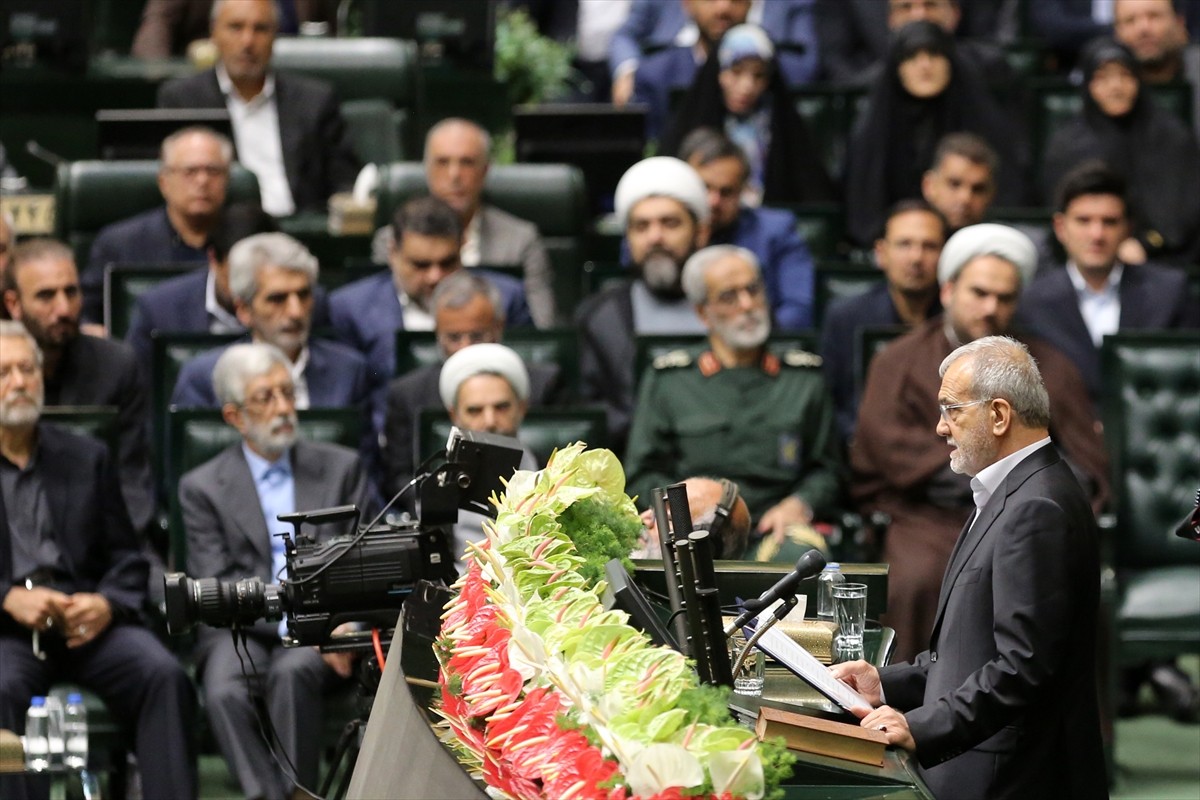 İran'da 5 Temmuz'da yapılan cumhurbaşkanlığı seçimlerinin ikinci turunu kazanan Mesud Pezeşkiyan...