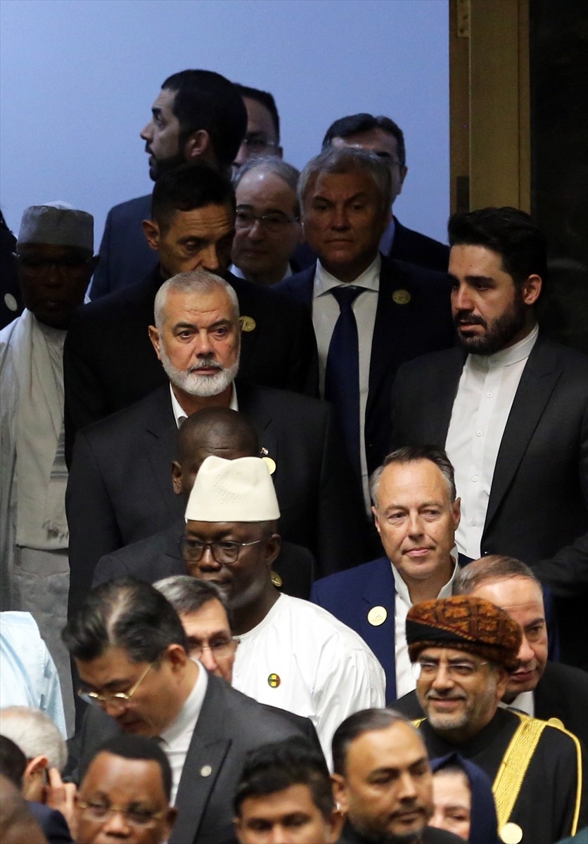 İran'da 5 Temmuz'da yapılan cumhurbaşkanlığı seçimlerinin ikinci turunu kazanan Mesud Pezeşkiyan...