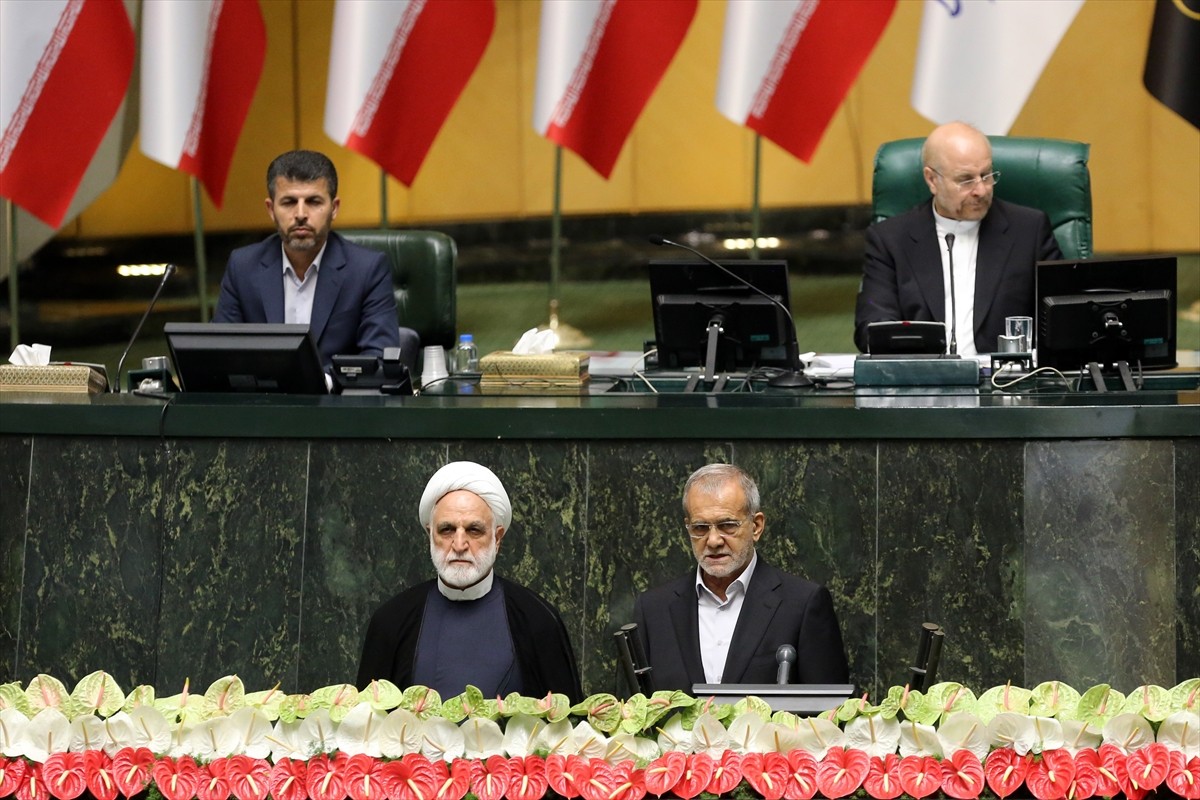 İran'da 5 Temmuz'da yapılan cumhurbaşkanlığı seçimlerinin ikinci turunu kazanan Mesud Pezeşkiyan...