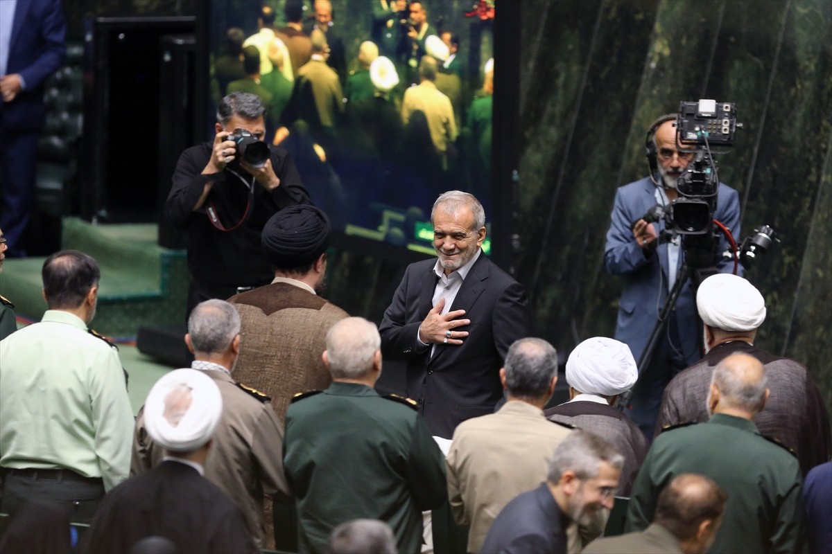 İran'da 5 Temmuz'da yapılan cumhurbaşkanlığı seçimlerinin ikinci turunu kazanan Mesud Pezeşkiyan...