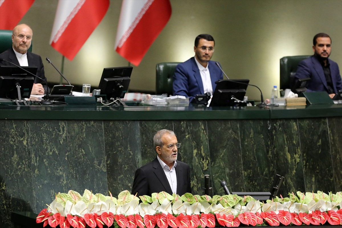 İran'da 5 Temmuz'da yapılan cumhurbaşkanlığı seçimlerinin ikinci turunu kazanan Mesud Pezeşkiyan...