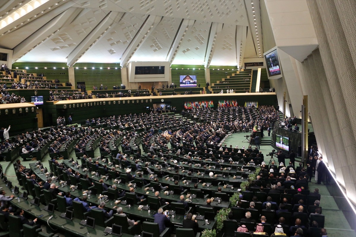 İran'da 5 Temmuz'da yapılan cumhurbaşkanlığı seçimlerinin ikinci turunu kazanan Mesud Pezeşkiyan...