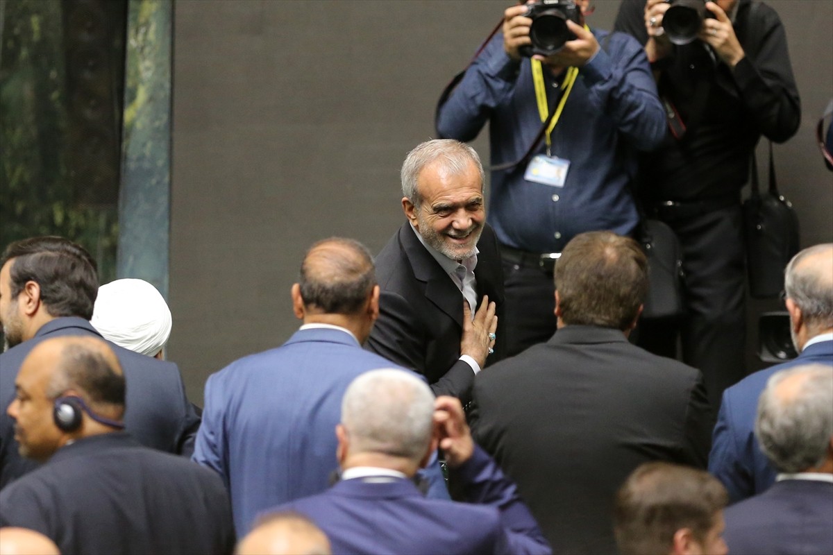 İran'da 5 Temmuz'da yapılan cumhurbaşkanlığı seçimlerinin ikinci turunu kazanan Mesud Pezeşkiyan...