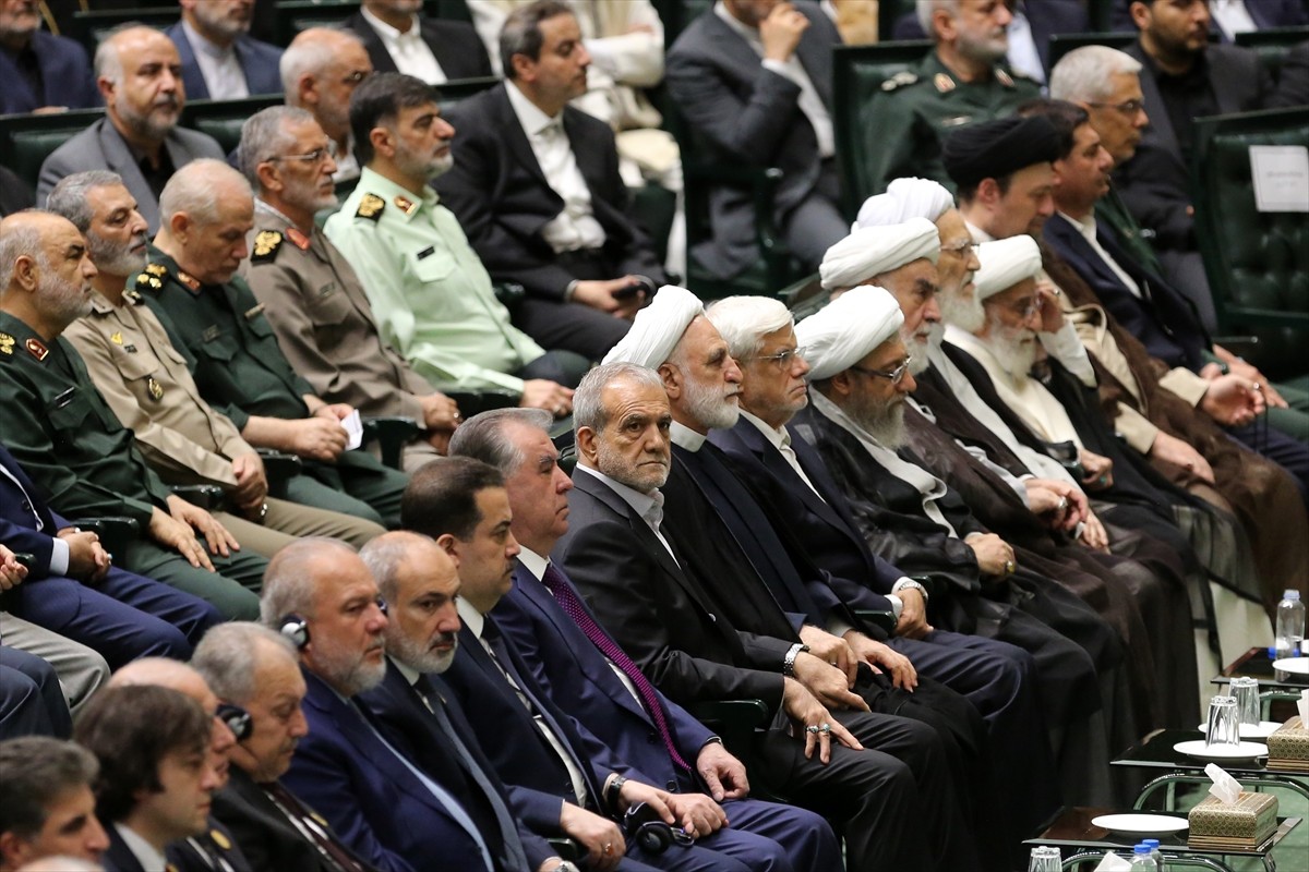 İran'da 5 Temmuz'da yapılan cumhurbaşkanlığı seçimlerinin ikinci turunu kazanan Mesud Pezeşkiyan...