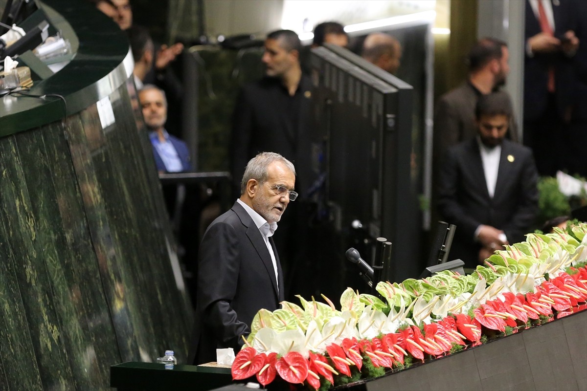 İran'da 5 Temmuz'da yapılan cumhurbaşkanlığı seçimlerinin ikinci turunu kazanan Mesud Pezeşkiyan...