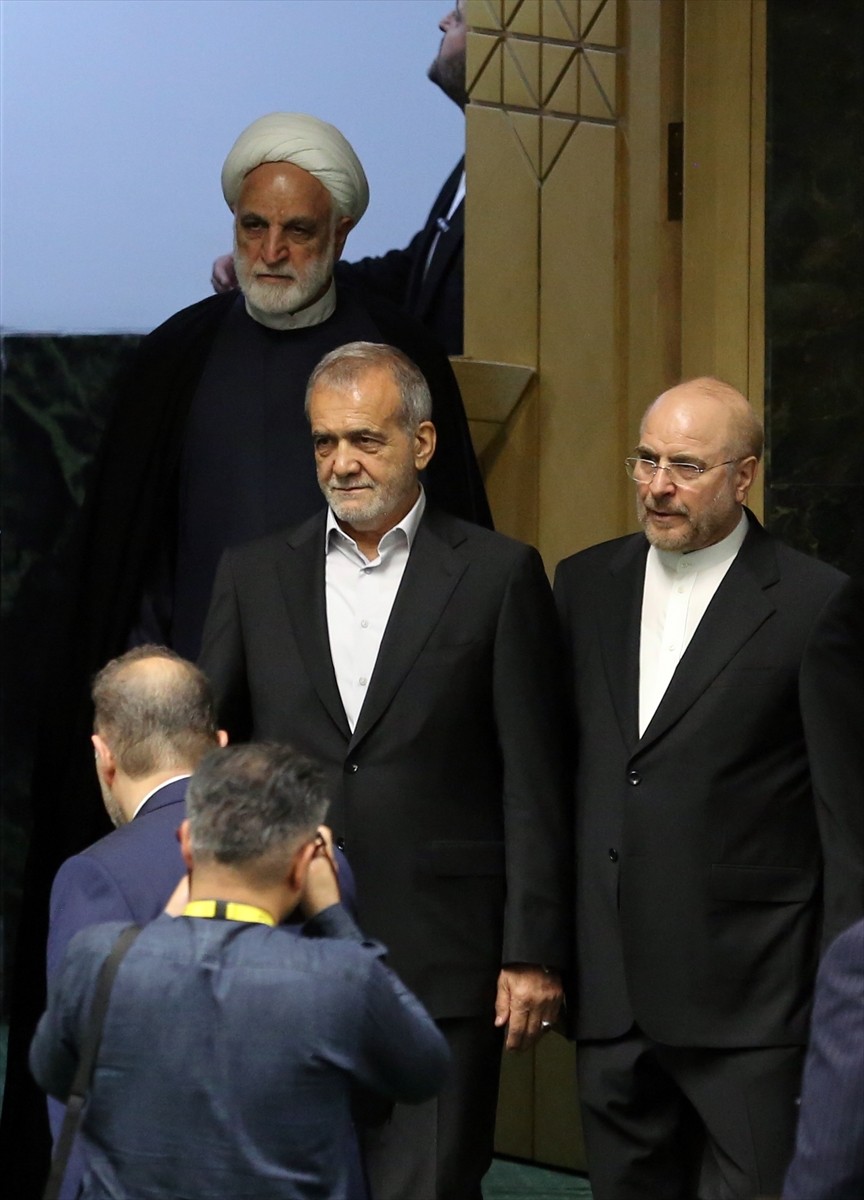 İran'da 5 Temmuz'da yapılan cumhurbaşkanlığı seçimlerinin ikinci turunu kazanan Mesud Pezeşkiyan...