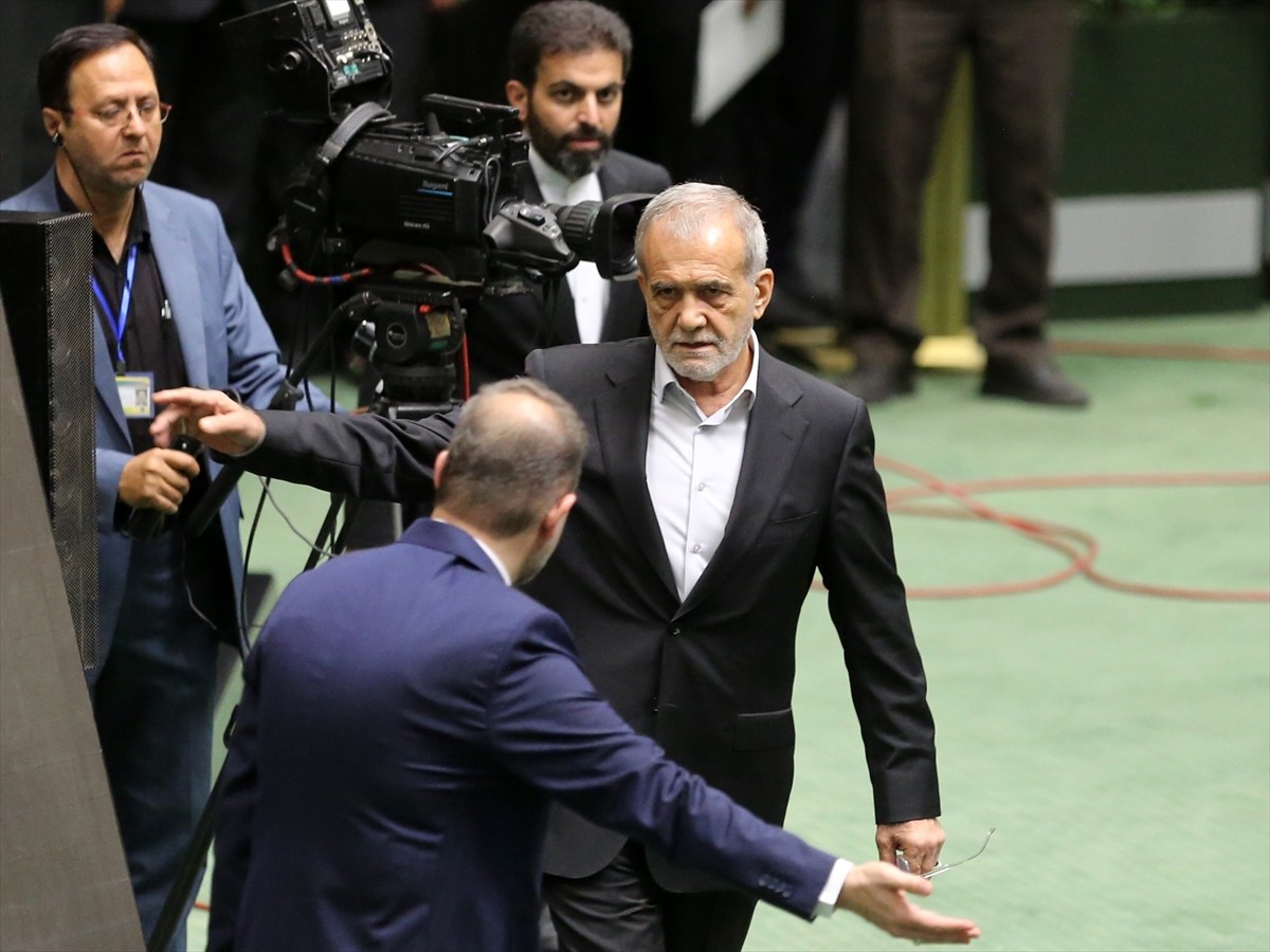 İran'da 5 Temmuz'da yapılan cumhurbaşkanlığı seçimlerinin ikinci turunu kazanan Mesud Pezeşkiyan...