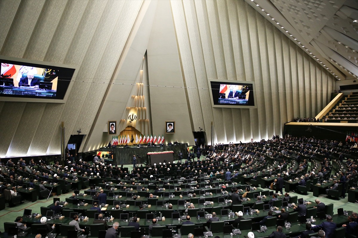 İran'da 5 Temmuz'da yapılan cumhurbaşkanlığı seçimlerinin ikinci turunu kazanan Mesud Pezeşkiyan...