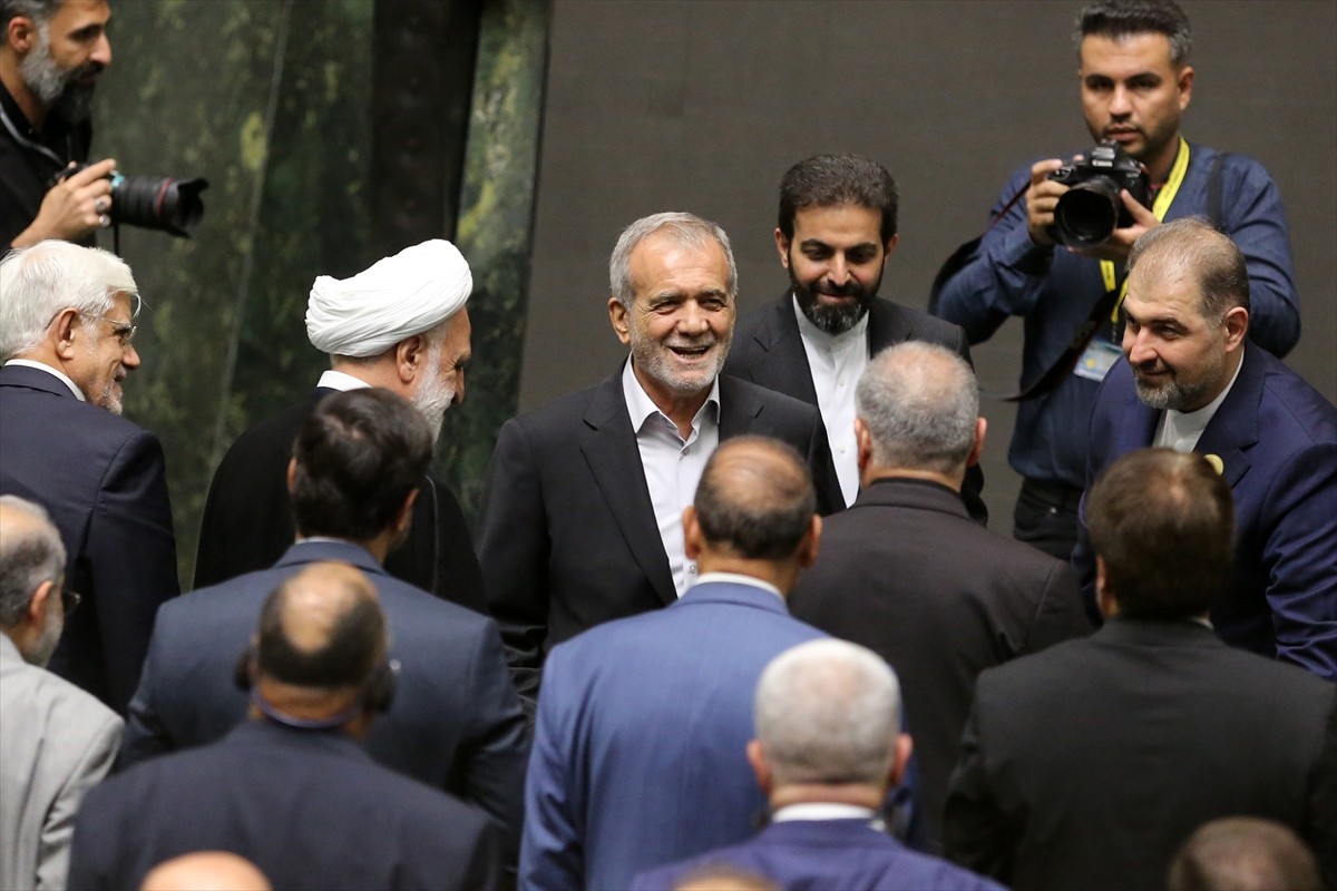 İran'da 5 Temmuz'da yapılan cumhurbaşkanlığı seçimlerinin ikinci turunu kazanan Mesud Pezeşkiyan...