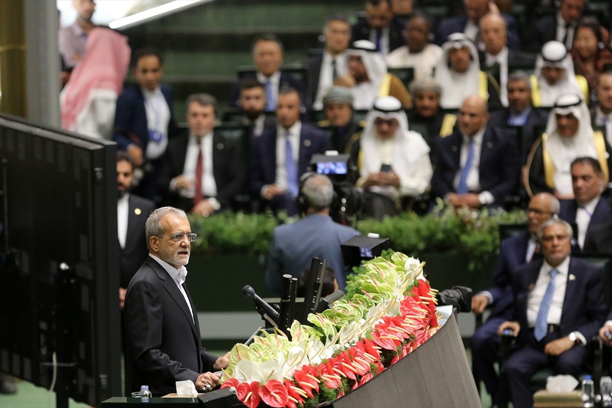 İran'da 5 Temmuz'da yapılan cumhurbaşkanlığı seçimlerinin ikinci turunu kazanan Mesud Pezeşkiyan...