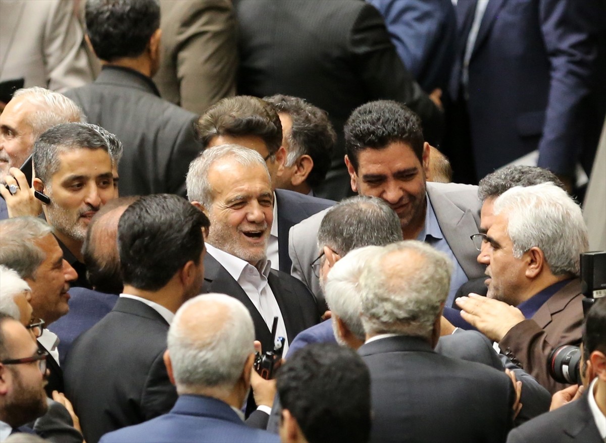 İran'da 5 Temmuz'da yapılan cumhurbaşkanlığı seçimlerinin ikinci turunu kazanan Mesud Pezeşkiyan...