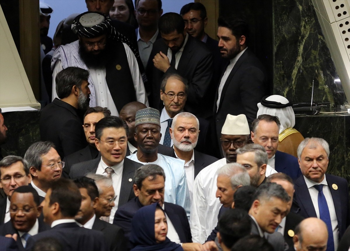 İran'da 5 Temmuz'da yapılan cumhurbaşkanlığı seçimlerinin ikinci turunu kazanan Mesud Pezeşkiyan...