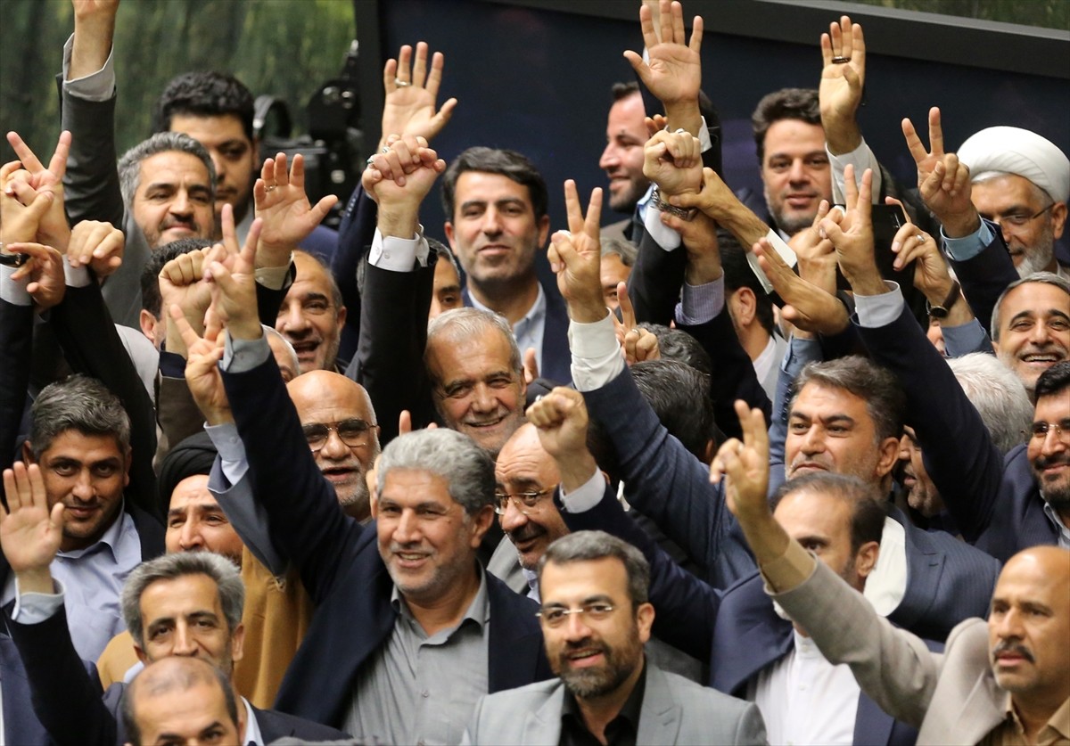 İran'da 5 Temmuz'da yapılan cumhurbaşkanlığı seçimlerinin ikinci turunu kazanan Mesud Pezeşkiyan...