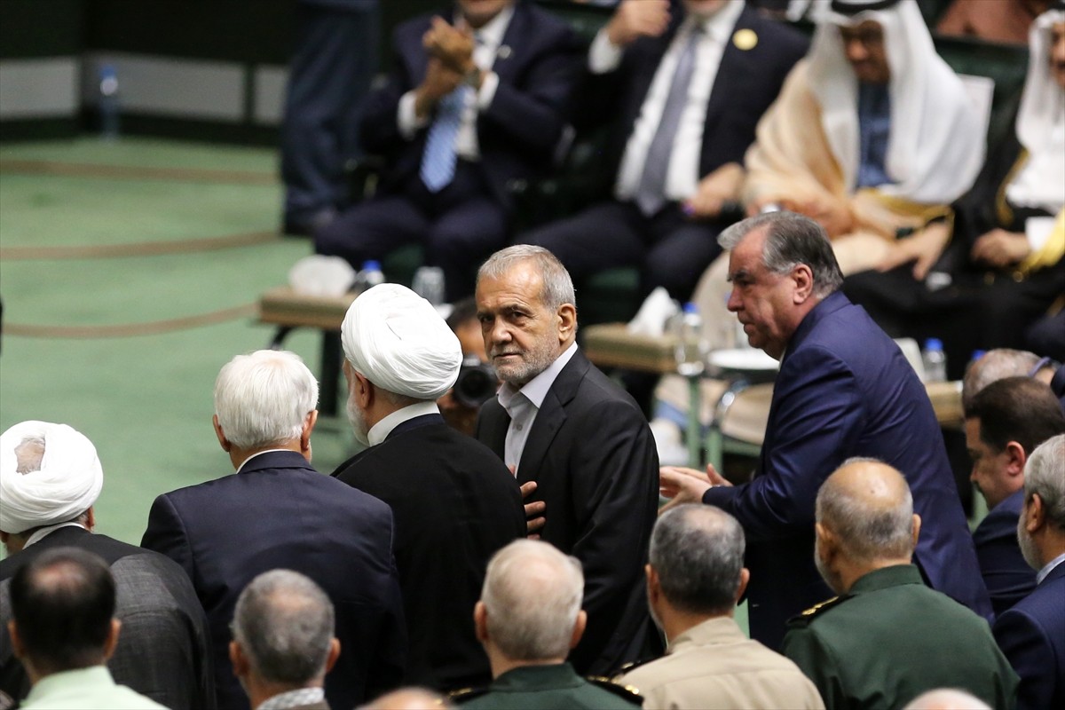 İran'da 5 Temmuz'da yapılan cumhurbaşkanlığı seçimlerinin ikinci turunu kazanan Mesud Pezeşkiyan...