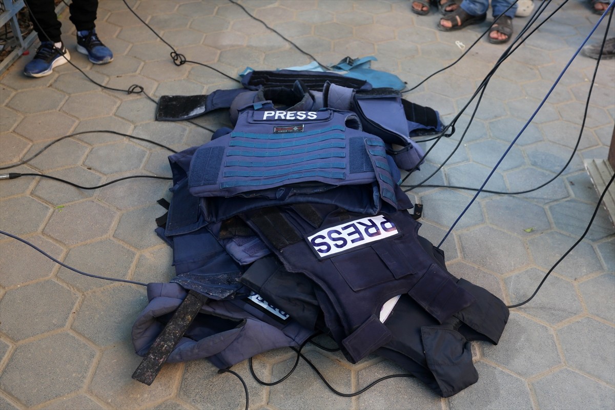 İsrail'in abluka altındaki Gazze Şeridi'ne yönelik yıkıcı saldırıları 299 gündür sürerken İsrail...