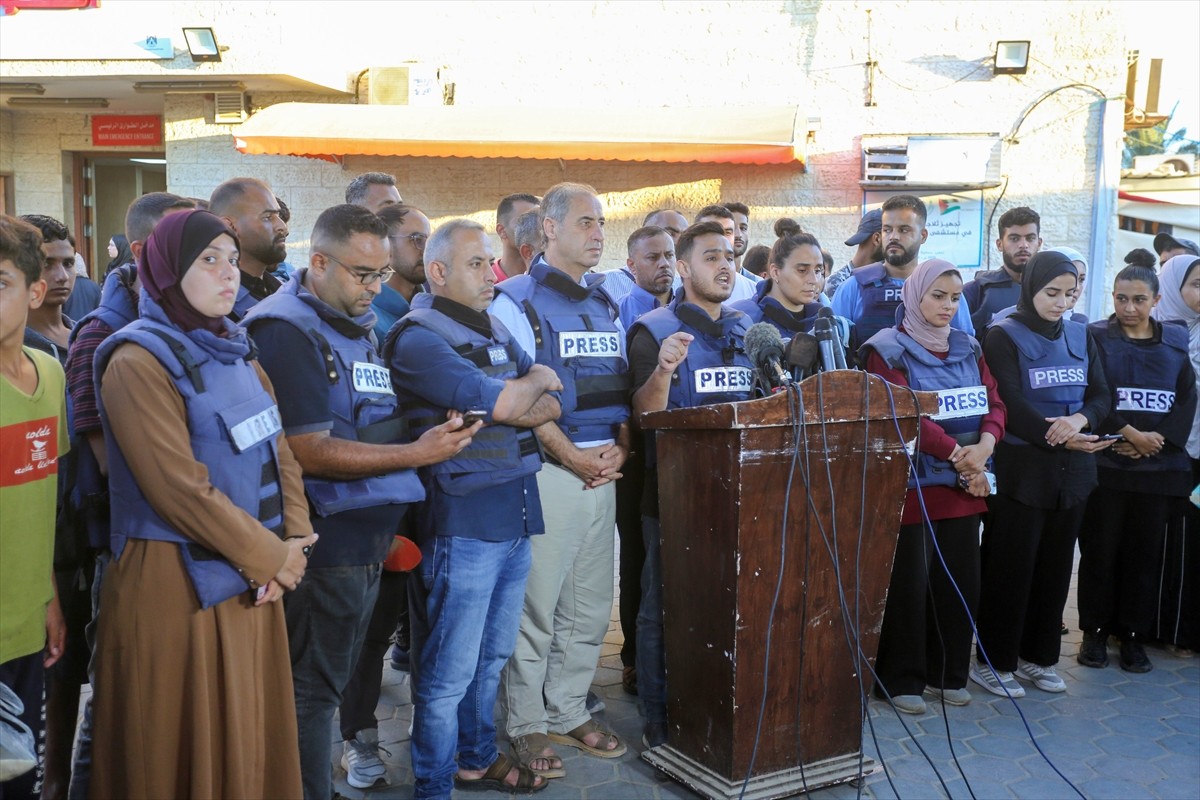 İsrail'in abluka altındaki Gazze Şeridi'ne yönelik yıkıcı saldırıları 299 gündür sürerken İsrail...