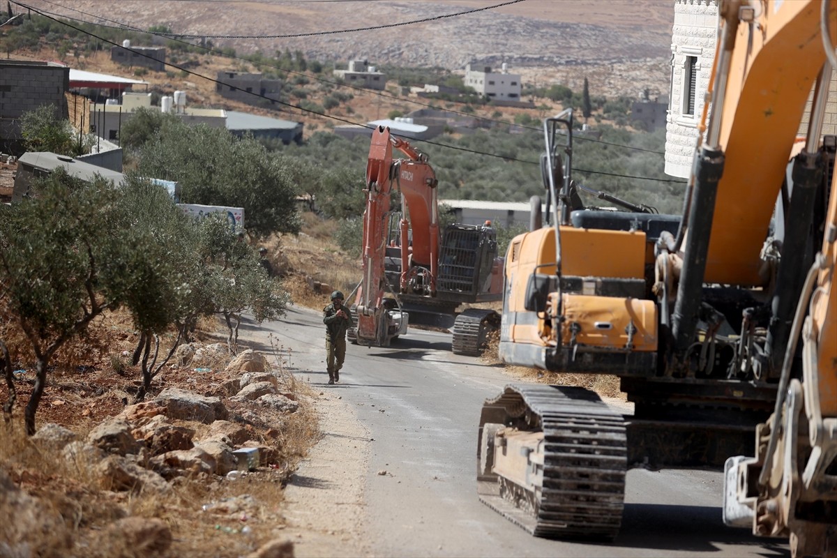 İsrail askerleri, işgal altındaki Batı Şeria'nın kuzeyinde bir Filistinlinin evini "ruhsatsız...