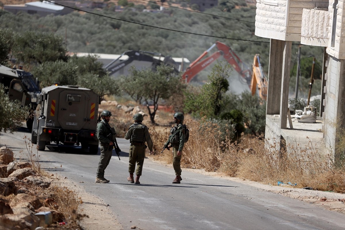 İsrail askerleri, işgal altındaki Batı Şeria'nın kuzeyinde bir Filistinlinin evini "ruhsatsız...