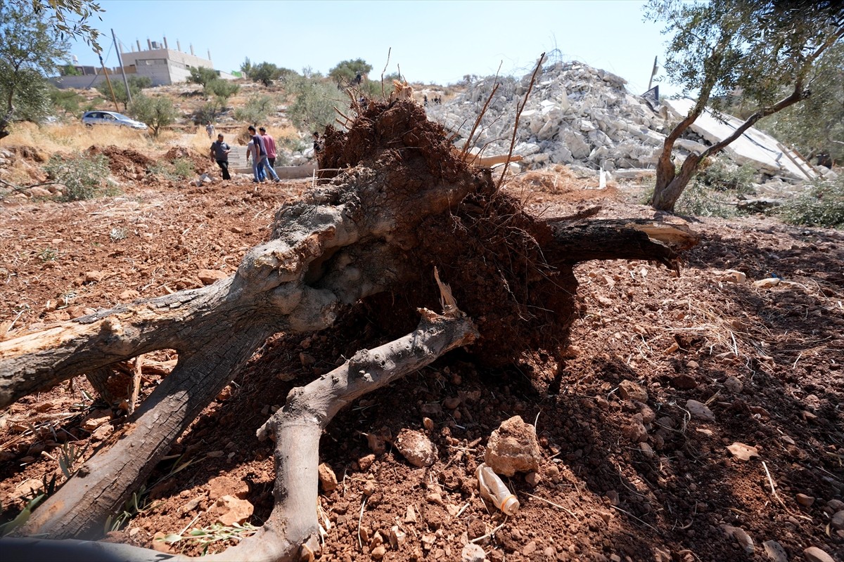İsrail askerleri, işgal altındaki Batı Şeria'nın kuzeyinde bir Filistinlinin evini "ruhsatsız...