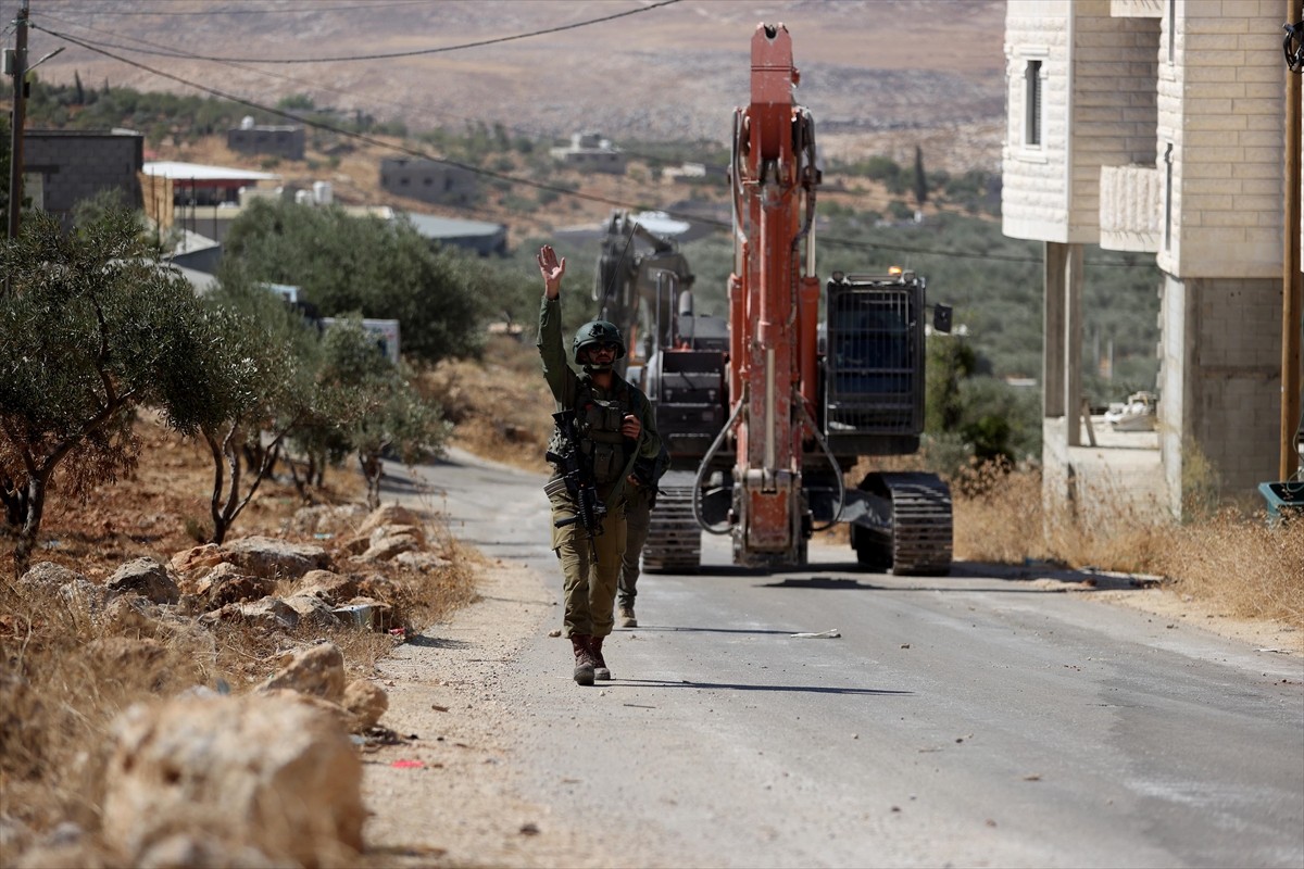 İsrail askerleri, işgal altındaki Batı Şeria'nın kuzeyinde bir Filistinlinin evini "ruhsatsız...