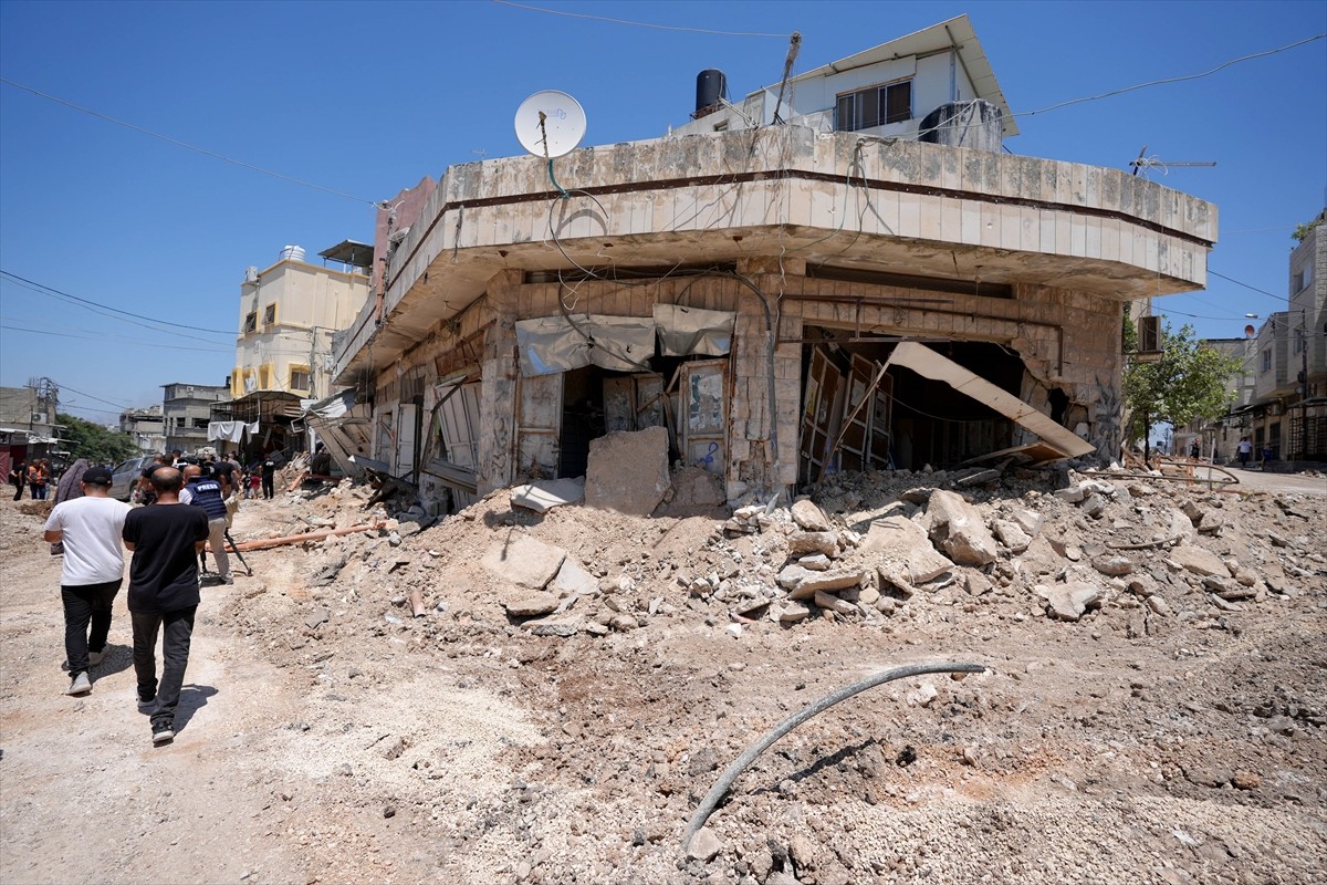 İsrail ordusu, gece saatlerinden itibaren yaklaşık 16 saat süre saldırı altında tuttuğu işgal...