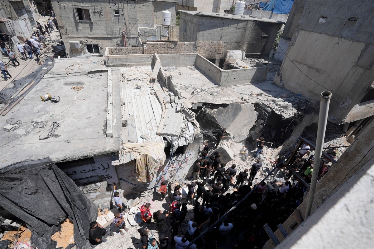 İsrail ordusu, gece saatlerinden itibaren yaklaşık 16 saat süre saldırı altında tuttuğu işgal...