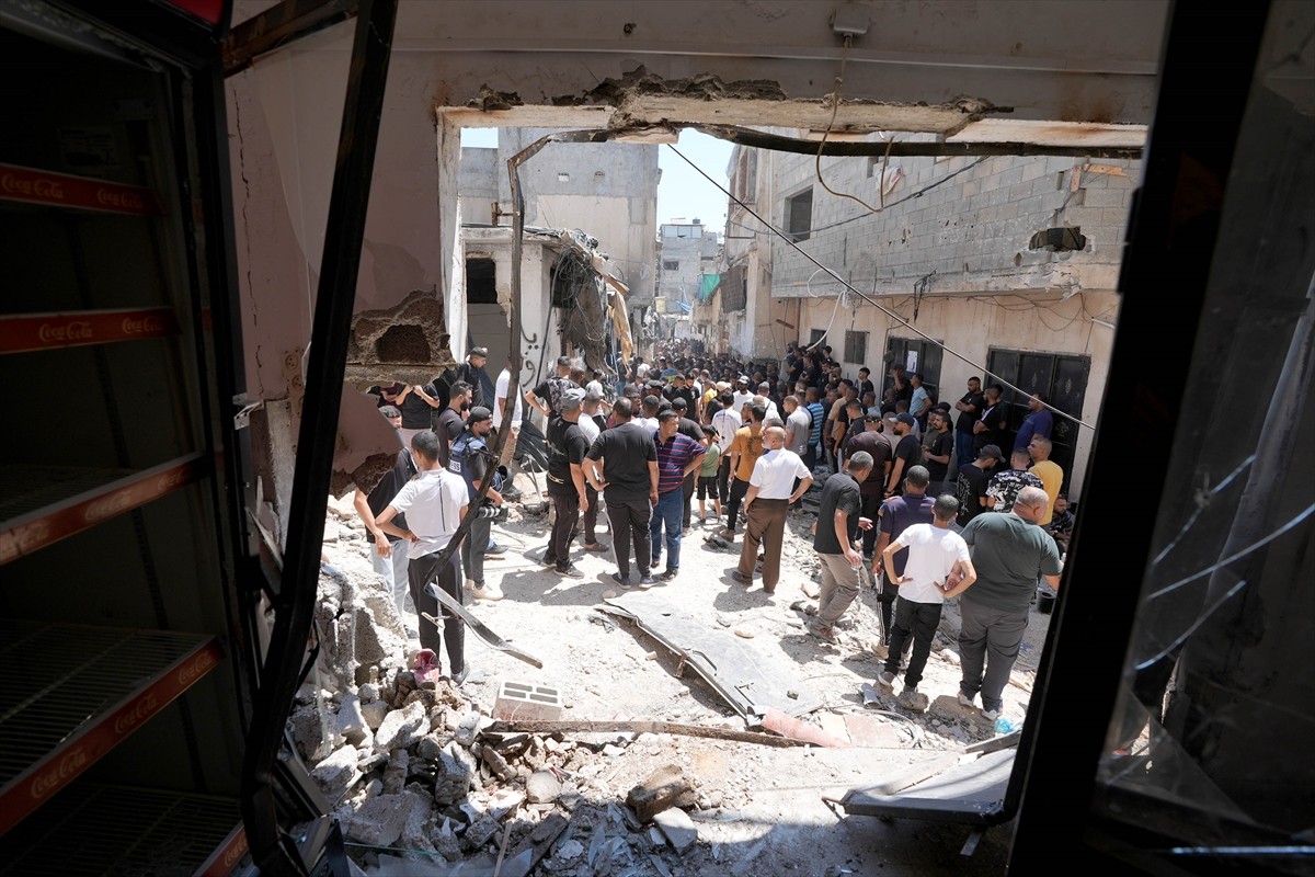 İsrail ordusu, gece saatlerinden itibaren yaklaşık 16 saat süre saldırı altında tuttuğu işgal...