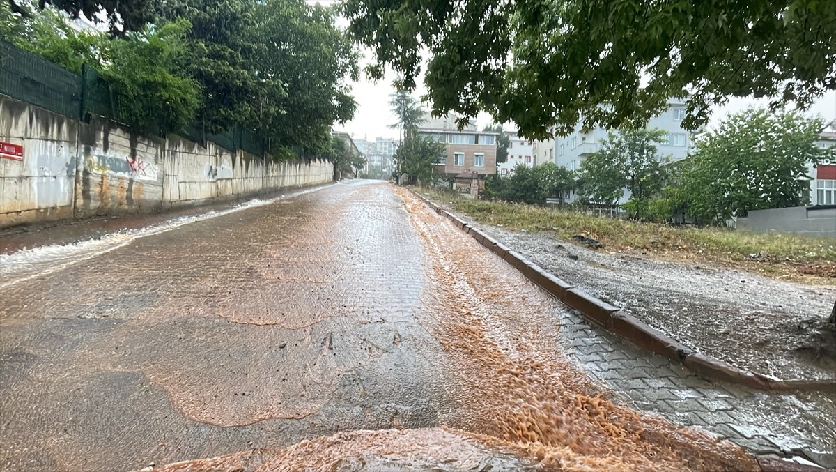 İstanbul'da gece başlayan yağmur yağışı bölgesel olarak etkisini sürdürürken trafikte araçlar...