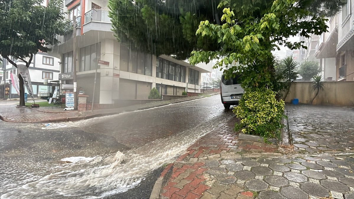 İstanbul'da gece başlayan yağmur yağışı bölgesel olarak etkisini sürdürürken trafikte araçlar...