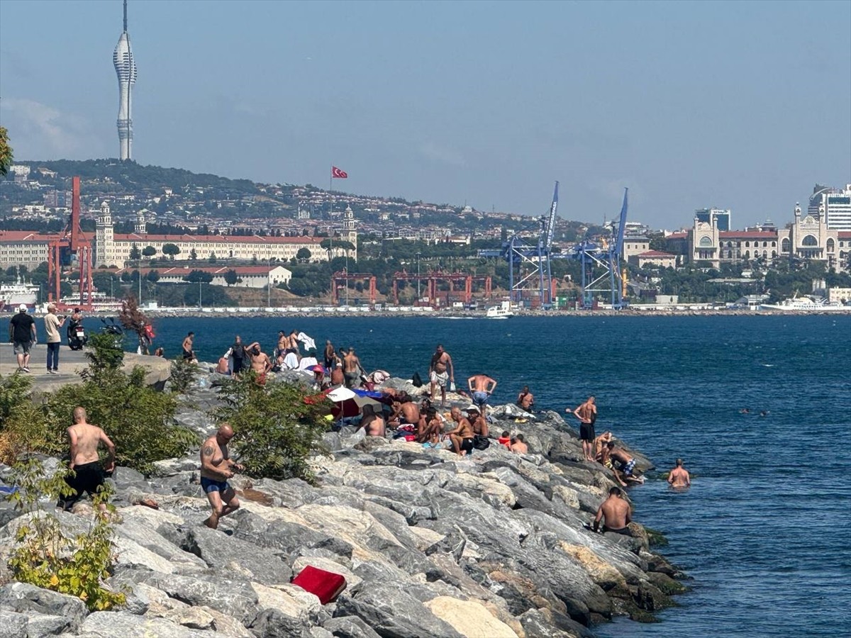 İstanbul'da, sıcak havadan bunalanlar, serinlemek için sahil ve parkları tercih ederken...