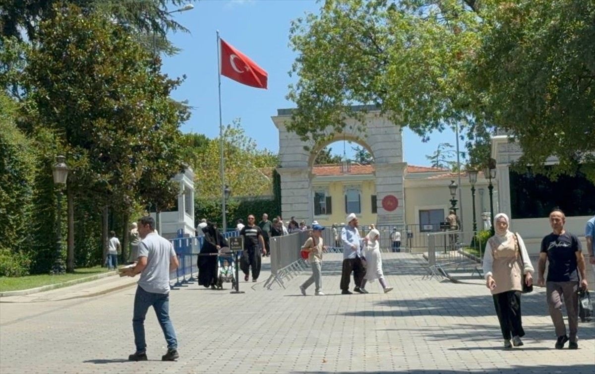 İstanbul'da, sıcak havadan bunalanlar, serinlemek için sahil ve parkları tercih ederken...
