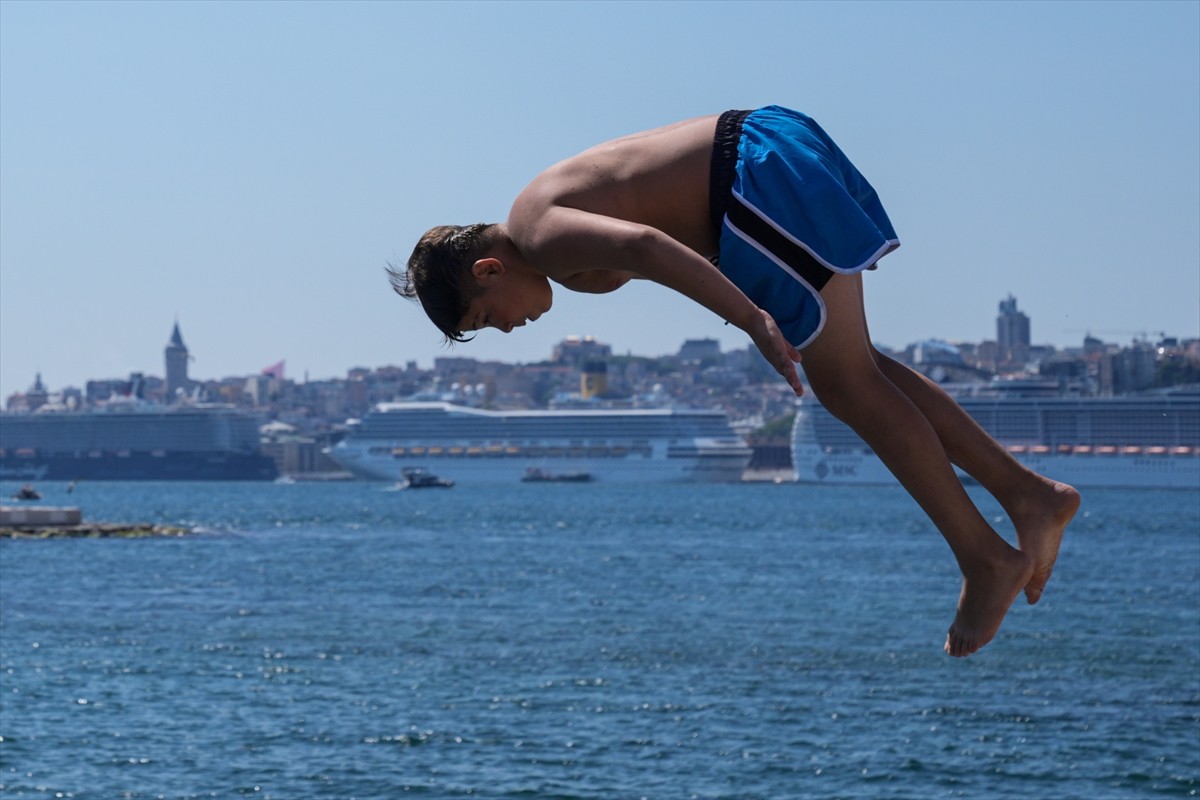 İstanbul'da, sıcak havadan bunalanlar, serinlemek için sahil ve parkları tercih etti. Üsküdar...