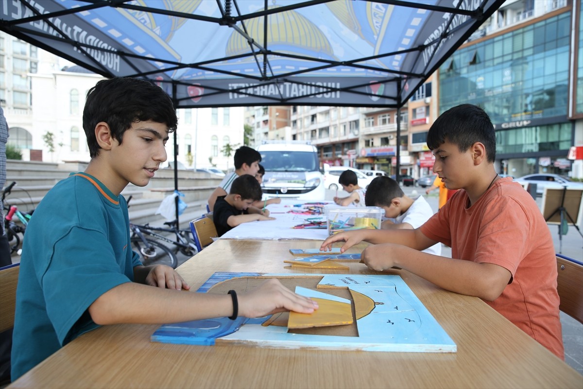 İstanbul'dan yola çıkan Eyüp Güzel ve kızı Şüheda Güzel, İsrail'in Gazze'ye yönelik saldırılarına...