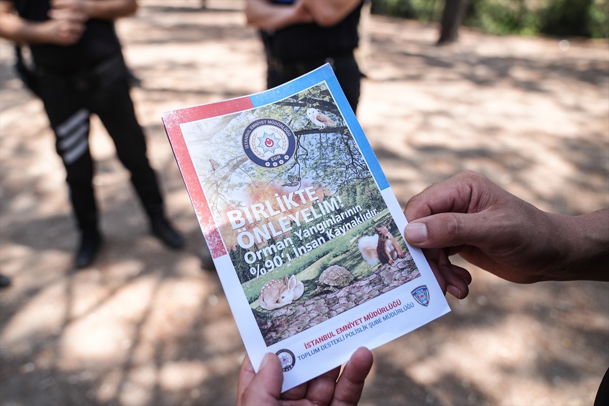 İstanbul Emniyet Müdürlüğüne bağlı ekipler, orman yangınlarıyla mücadele kapsamında Sultangazi'de...