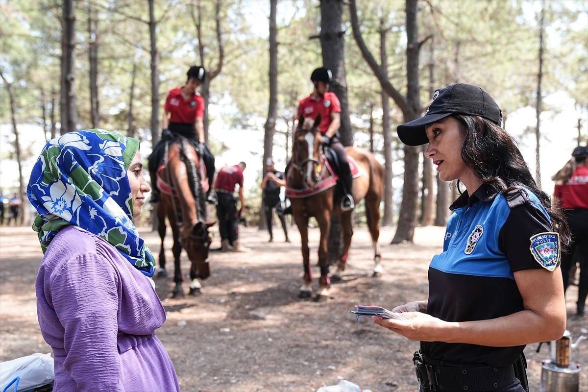 İstanbul Emniyet Müdürlüğüne bağlı ekipler, orman yangınlarıyla mücadele kapsamında Sultangazi'de...