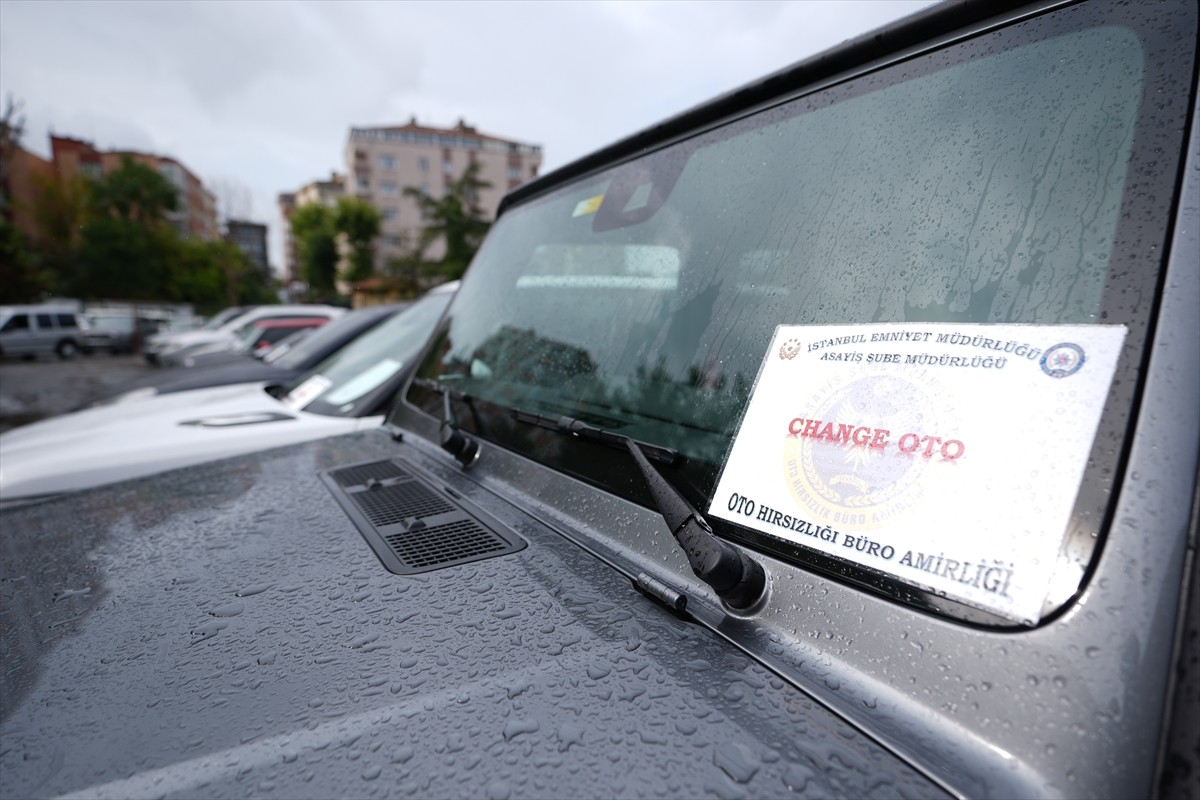 İstanbul merkezli 8 ilde bir suç örgütüne yönelik yapılan operasyonda, yediemin otoparklarından...