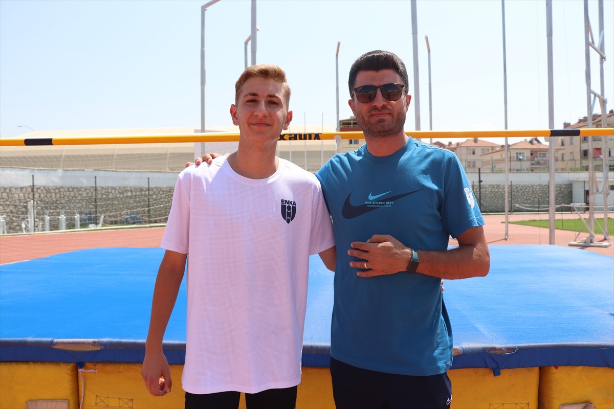 İzmir'de 11-12 Haziran'da düzenlenen Spor Toto U18 Türkiye Kulüpler Şampiyonası'nda yüksek...