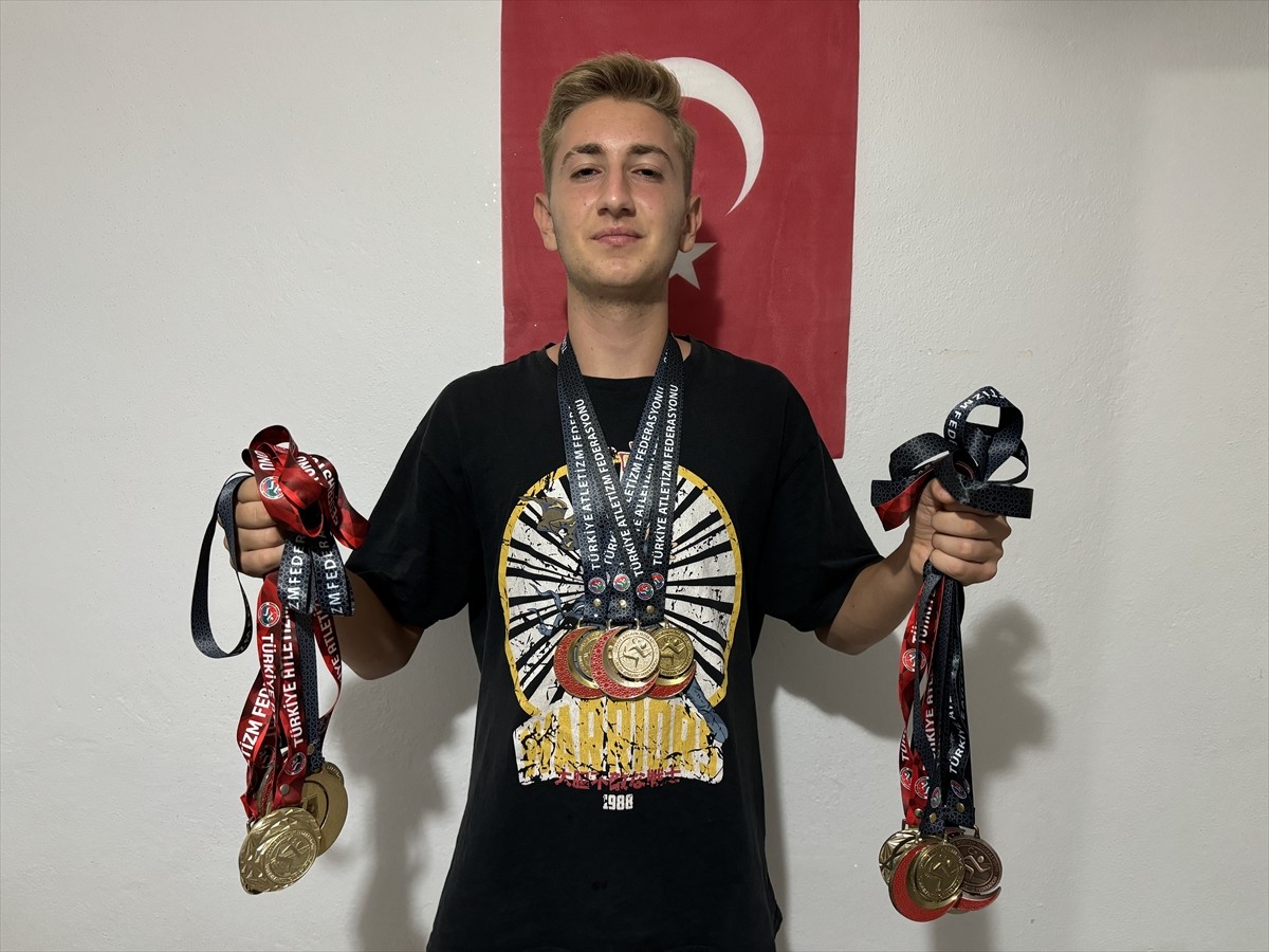 İzmir'de 11-12 Haziran'da düzenlenen Spor Toto U18 Türkiye Kulüpler Şampiyonası'nda yüksek...