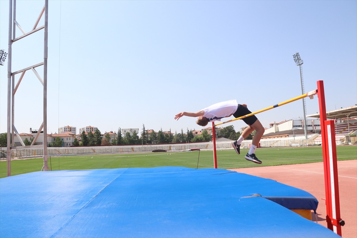 İzmir'de 11-12 Haziran'da düzenlenen Spor Toto U18 Türkiye Kulüpler Şampiyonası'nda yüksek...